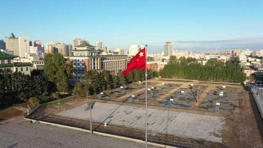 长春文化广场红旗升起