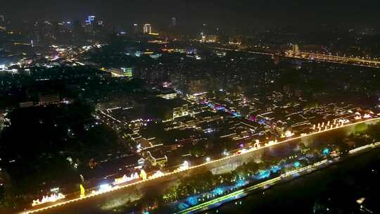 夜晚俯瞰车水马龙的城市公路