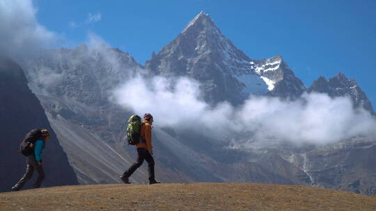 徒步旅行者在喜马拉雅山旅行视频素材模板下载