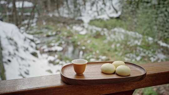 雪天户外喝茶吃糕点心享受生活