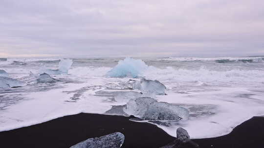 冰岛钻石海滩波浪中的冰