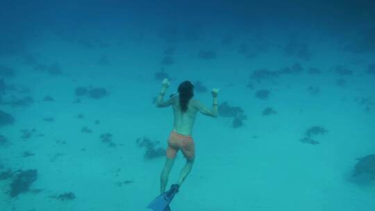 盖伊模型浮潜水下上升到加勒比海水面在堡垒