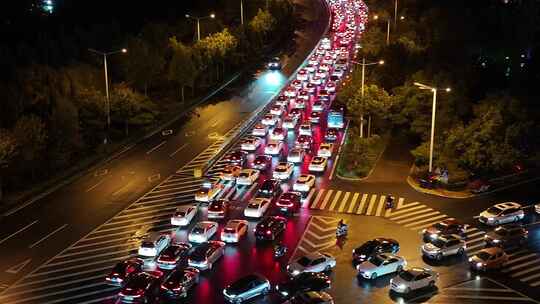 夜晚的泰城，车水马龙色彩斑斓