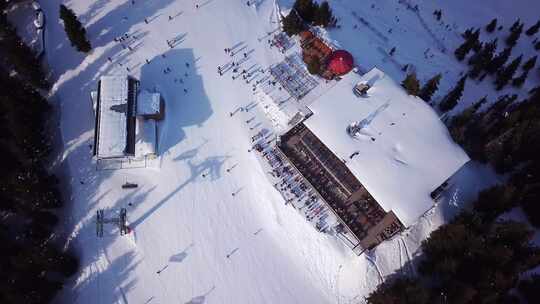 拥挤的滑雪餐厅的无人机视频，露台上挤满了