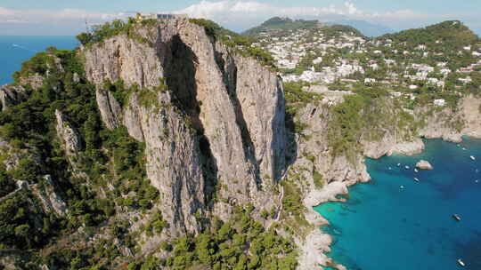 卡普里岛有岩石天然拱形结构。意大利的高悬