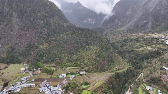 雨崩村山谷航拍