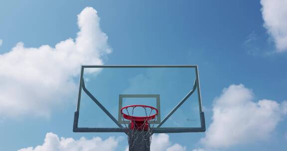 8k正面实拍蓝天白云背景的篮球框