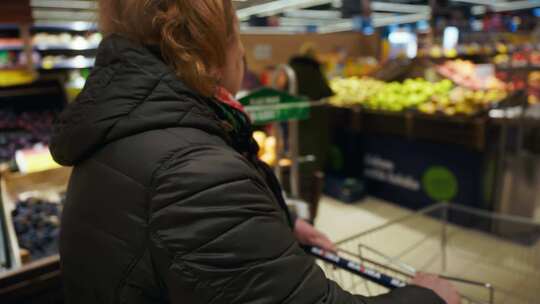 杂货店购物之旅一个老年妇女在整个食品市场视频素材模板下载