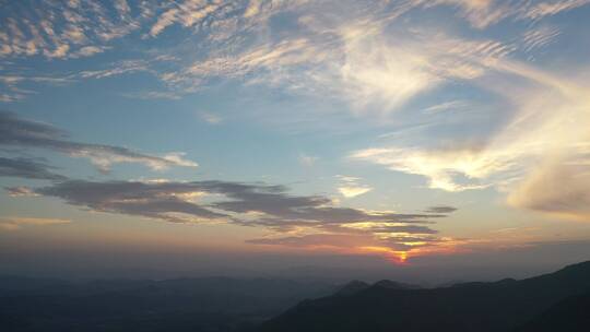 峡谷上的夕阳天空风景