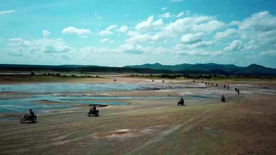 摩托车之旅中肯尼亚马加迪湖周围的人——无人机拍摄