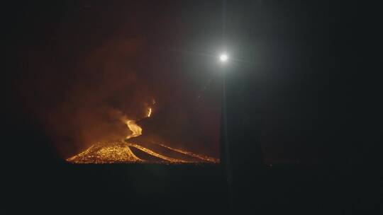 火山喷发前的探险家背影