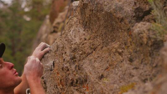 攀岩者攀爬墙壁视频素材模板下载