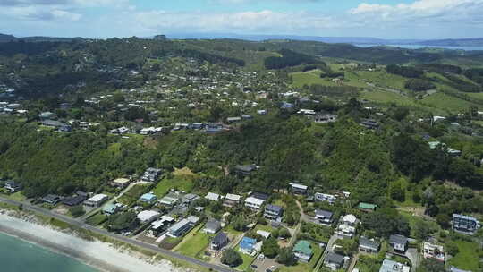 第三无人机俯瞰海滩村在美丽的怀希克岛奥尼唐吉海滩新西兰。