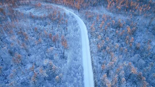航拍穿越大兴安岭冬季雪林的山路