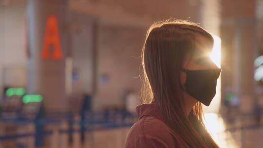 机场戴口罩的女人视频素材模板下载