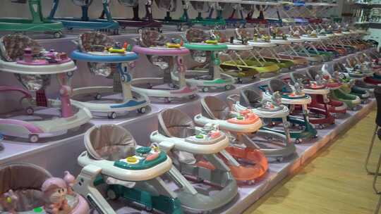 两款婴儿学步车展示