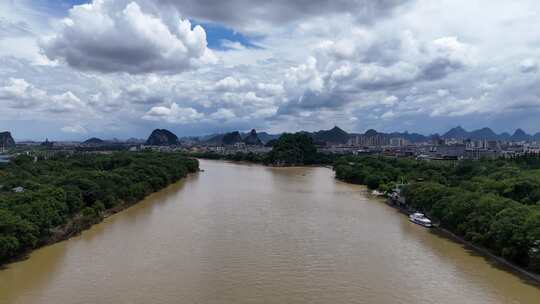 桂林夏季暴雨洪水后漓江