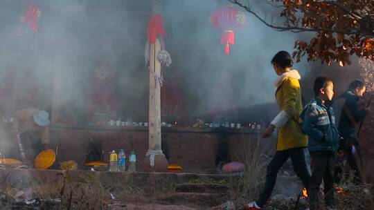 农村生活视频云南彝族农村祭祀拜神烧纸