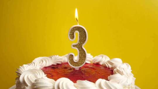 03.插入节日蛋糕的数字3形式的蜡烛被吹视频素材模板下载