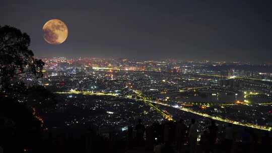 中秋节山顶看夜景中秋赏月城市月亮升起延时视频素材模板下载