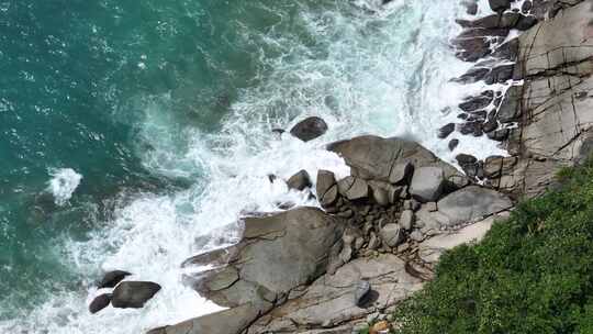 泰国普吉岛海水击打礁石溅起浪花特写镜头