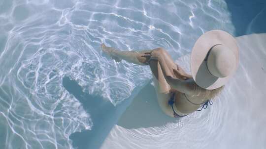 俯拍模特在泳池展现靓丽妩媚的身体视频素材模板下载