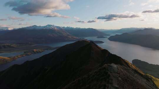 新西兰南岛Roys Peak山顶航拍 山川湖泊