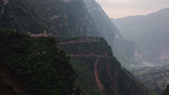 中国西南地区延绵起伏的山脉