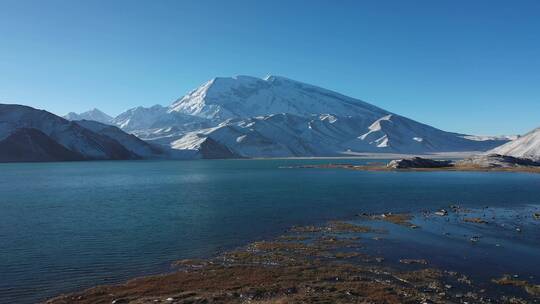 航拍新疆帕米尔高原壮丽湖泊和慕士塔格雪山