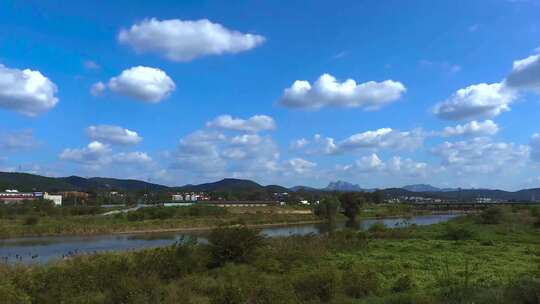 蓝天白云湖边的延时风景