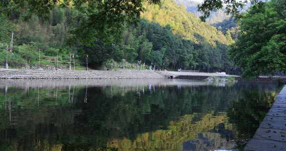 清晨清山绿水宁静的河道 江西瑶里古镇风光