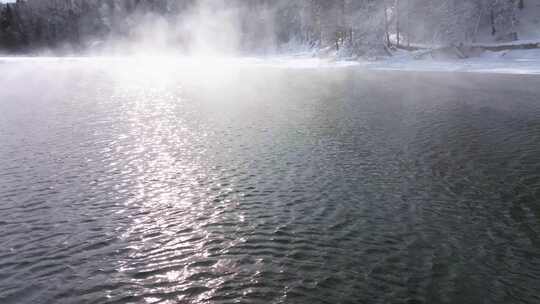 航拍新疆冬季喀纳斯神仙湾晨雾雪山森林雪景