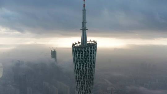 回南天的广州塔与平流雾