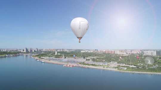 城市河畔热气球高空景象