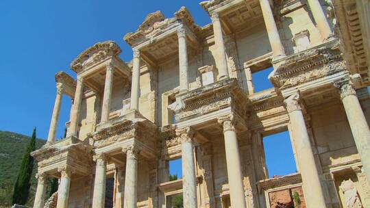 土耳其以弗所古建筑低角度视图