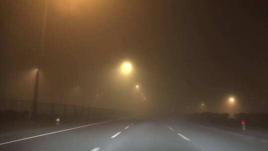 城市高速公路上的夜雾