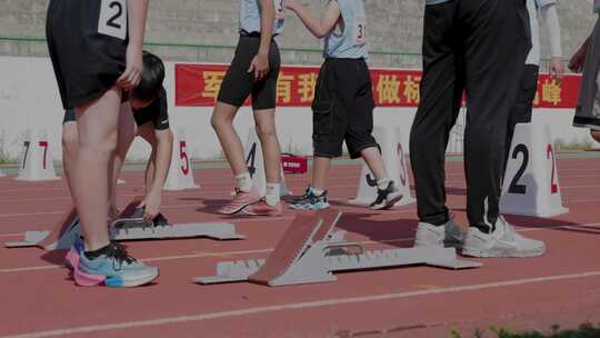 小学生跑步运动员赛前调整起跑器特写