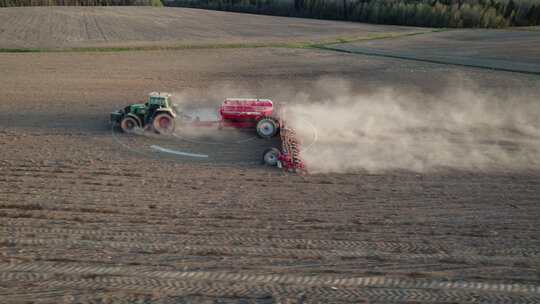 5G自动拖拉机，播种前没有司机在土壤上工