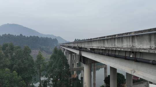 雨后高速公路雾天高速道路航拍雨天公路车辆