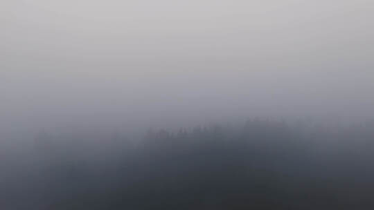 神秘大山清晨朦胧雾气