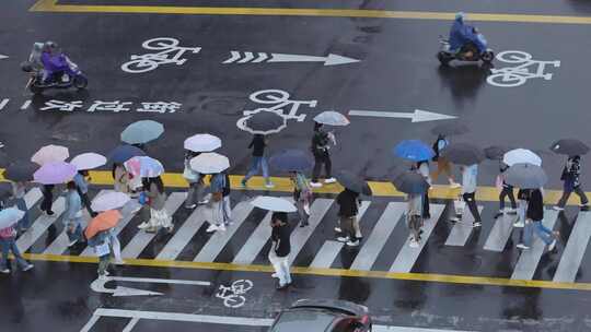 雨天街道路口斑马线人群过马路