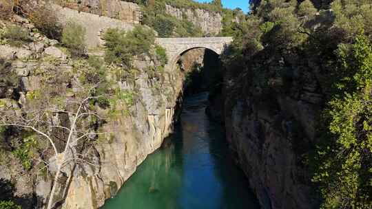 雄伟的山路俯瞰土耳其海滨之旅沿着这条壮观