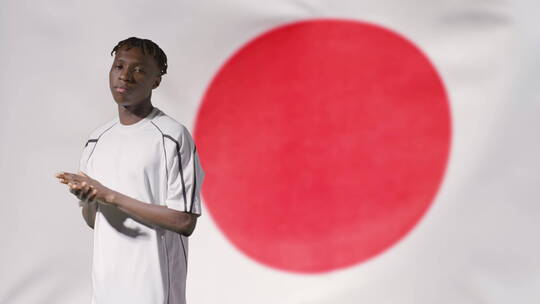 日本国旗前交叉手臂的足球运动员视频素材模板下载