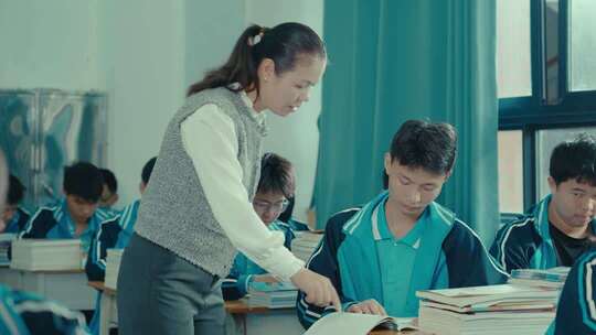 教师教室指导学生学习