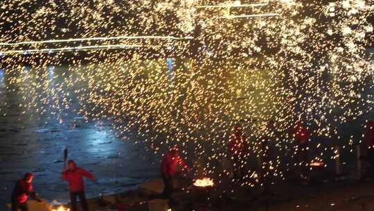 打铁花 传统表演 传统文化 节日气氛 夜景