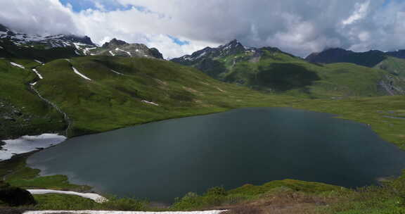 位于Little St Bernard Pass的Lake Verney，意大利