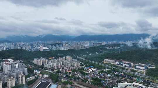 城市中的摩天轮与林立高楼的全景景观