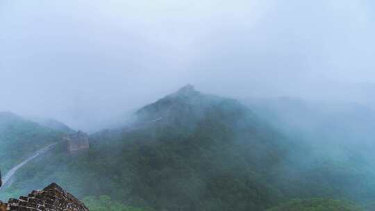 中国金山岭长城夏天雨季云雾风光延时