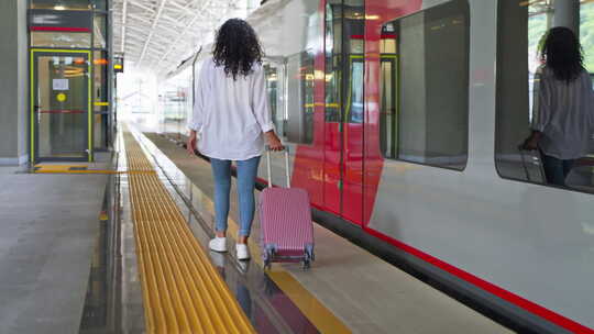 站台上带行李的女孩旅行者