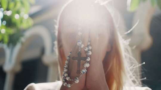 女人祈祷时挂在手上的念珠